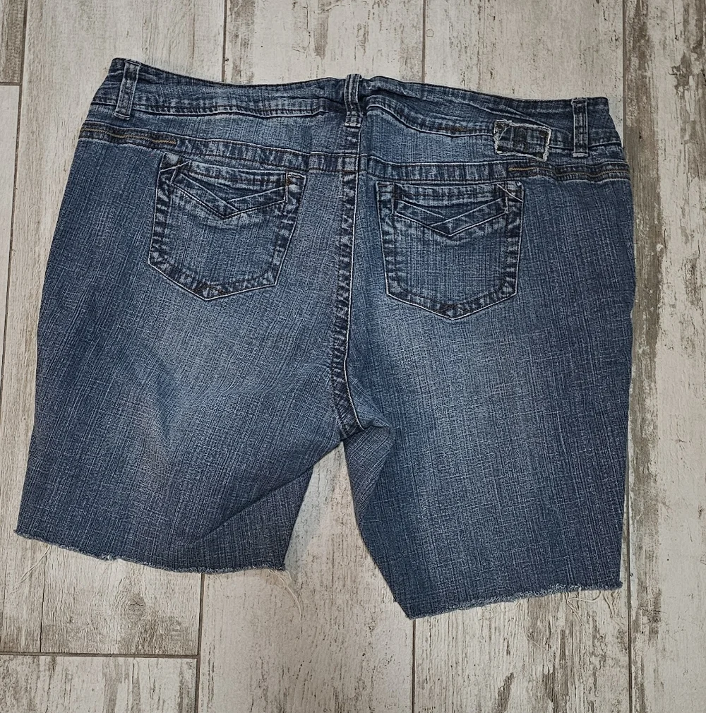 Hydraulic Women's Dark Blue Jean Bermuda Shorts 22 - Picture 2 of 3